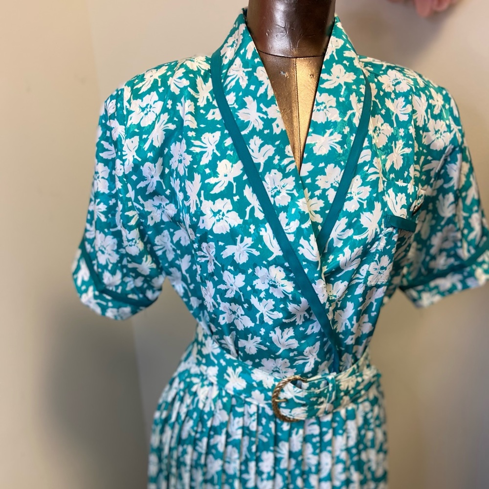Vintage Floral pleated dress with matching belt.